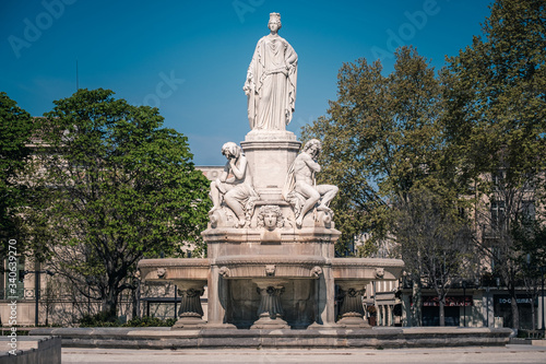 Fontaine Pradier sur l'Esplanade à Nîmes