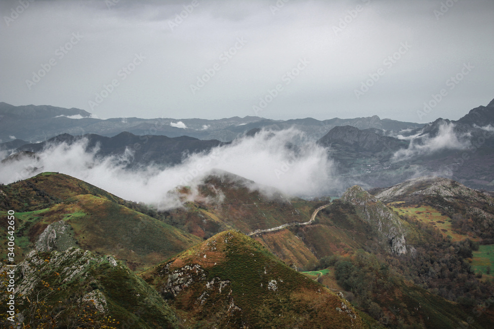Montañas Asturianas verdes con nubes y niebla