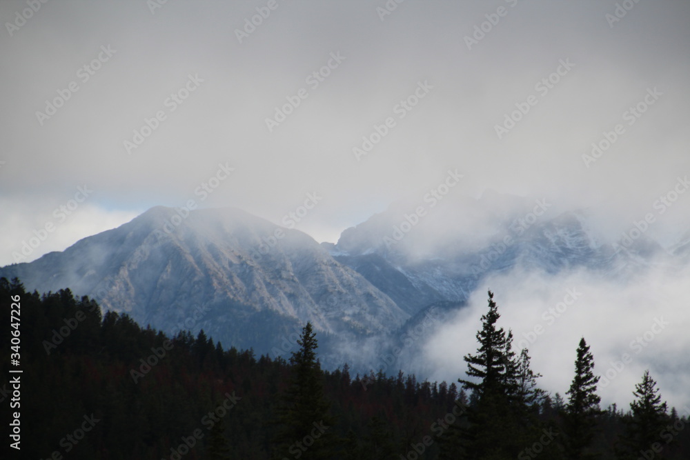 Obraz premium Morning Clouds Over The Mountains, Jasper National Park, Alberta