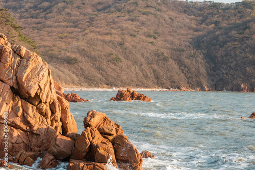 Wallpaper Mural Westbound rocky shore of with red rocks during high tide. Late afternoon view. Torontodigital.ca