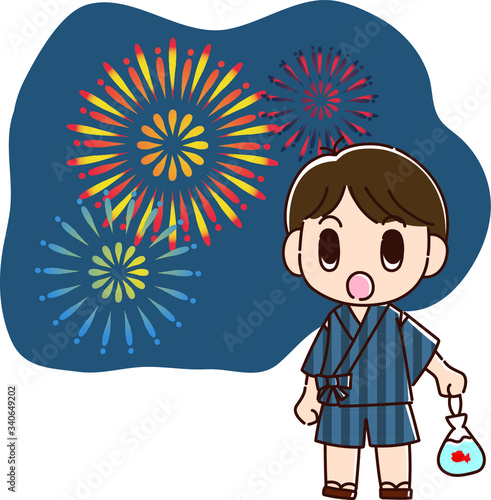 お祭りで花火をみる甚平の男の子