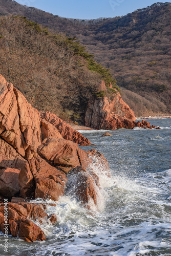 Wallpaper Mural Westbound rocky shore of with red rocks during high tide. Late afternoon view. Torontodigital.ca