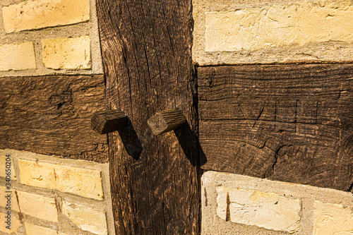 Wand mit Fachwerkverbund und Holznägeln / Detailaufnahme photo