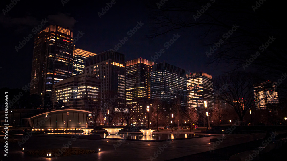 Fototapeta premium Tokyo, vue de nuit proche de la résidence Impériale