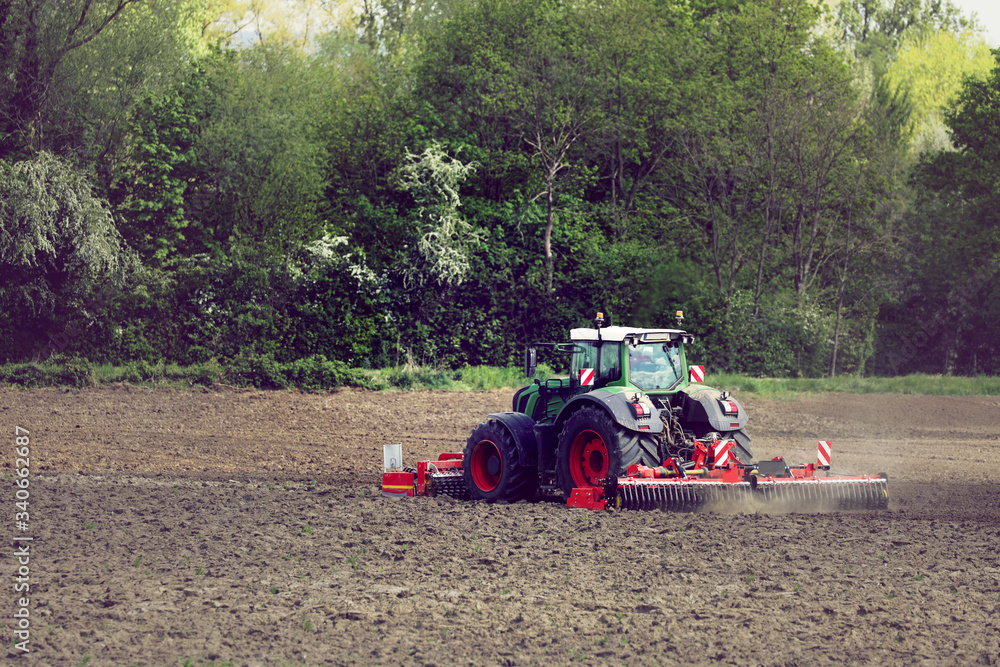 Landwirt Bauer mit seinem Traktor auf dem Feld Landwirt Bauer mit seinem Traktor auf dem Feld