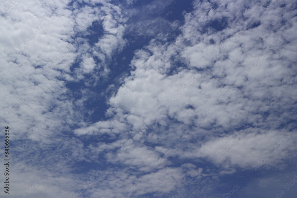 Naklejka premium Blue sky and beautiful clouds