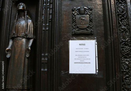 Cover-19 sign on chuch door CLOSED