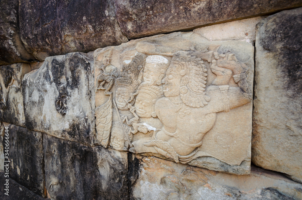 Φωτογραφία Detail of bas relief carving of warrior in Hindu mythology, on Wat Bakong ancien
