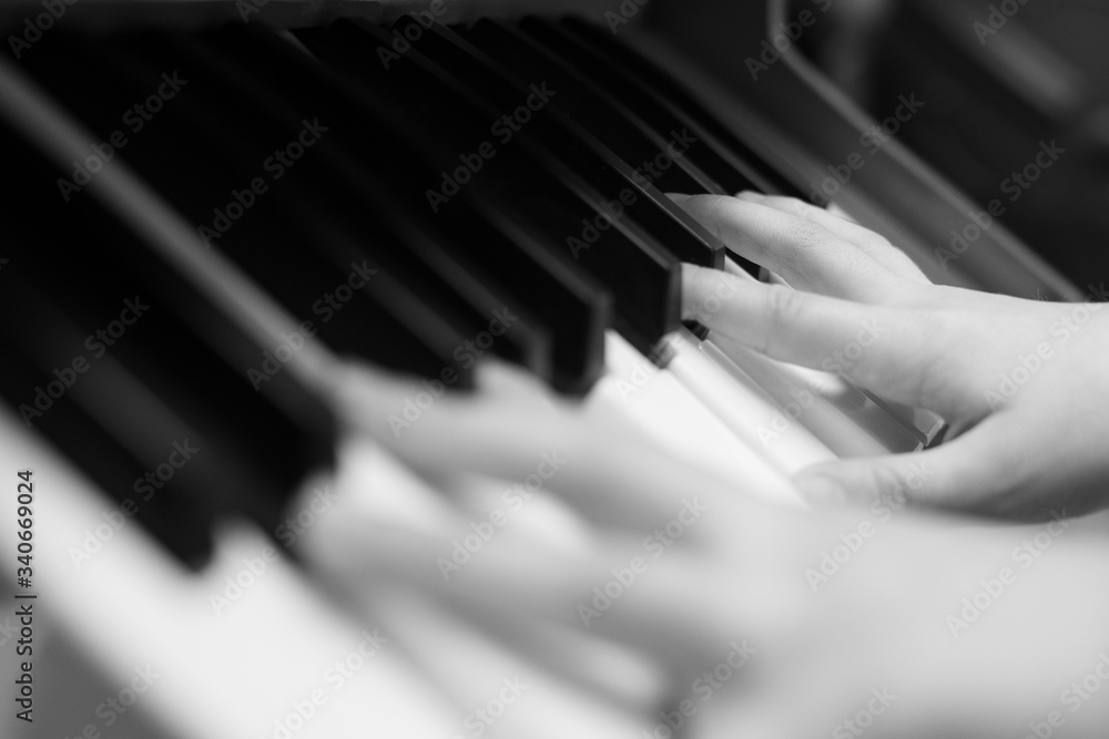 Obraz premium Bambini suonano pianoforte