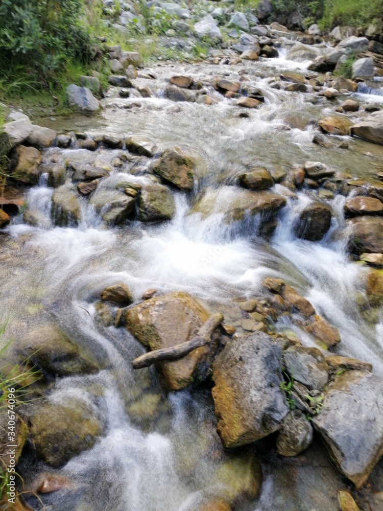 Río natural en época de relajación Río natural en época de relajación