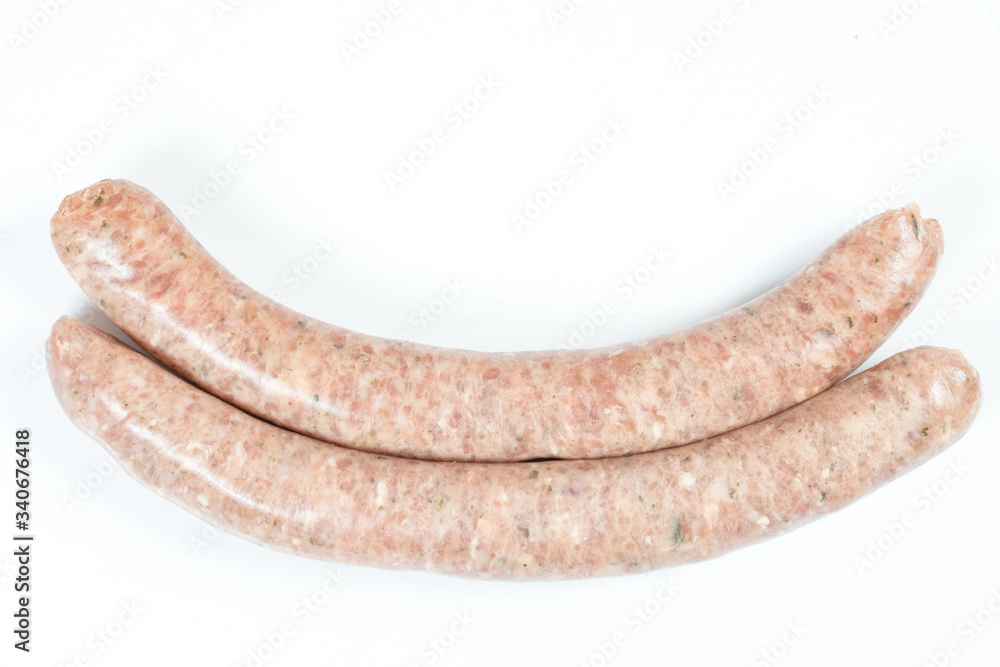 saucisses crues sur un fond blanc saucisses crues sur un fond blanc