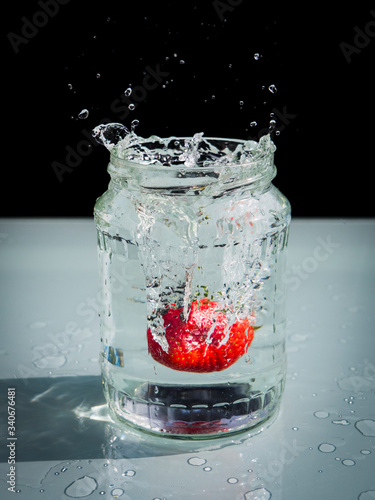 Fraise tombant dans un verre d'eau