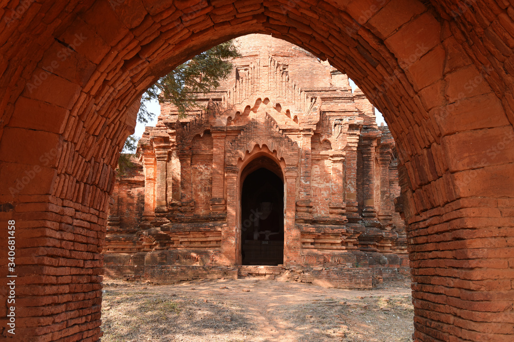 Obraz premium view to the ruins at the valley of Bagan with its ancient buddhist pagodas, Myanmar (Burma)