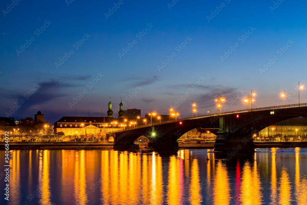 Die Skyline von Mainz  zur blauen Stunde mit der Theodor-Heuss-Brücke über den Rhein