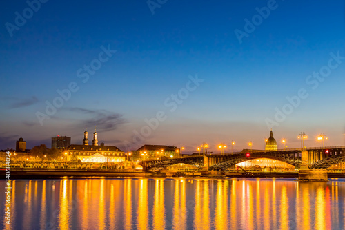Die Skyline von Mainz zur blauen Stunde mit der Theodor-Heuss-Brücke über den Rhein