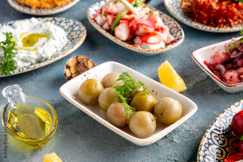 Appetizers and snacks that go well next to Turkish raki