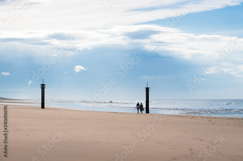 Amoureux qui se tiennent la main sur la plage au bord de l'océan © Sylvie Chareun