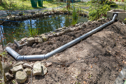 Kunstoffrohre Plastikrohe zusammengesteckt für einen Zulauf für den Gartenteich Teich im Garten