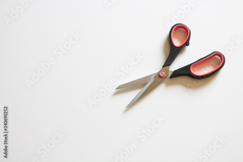 Forbici su sfondo bianco