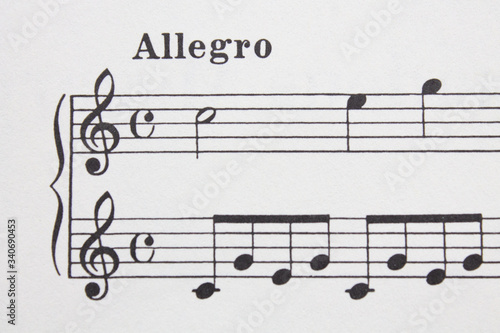 Inizio di spartito allegro