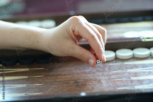 Mann spielt Backgammon