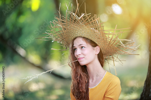 Jeune femme avec un chapeau de paille en ext  rieur au moment du couch   de soleil