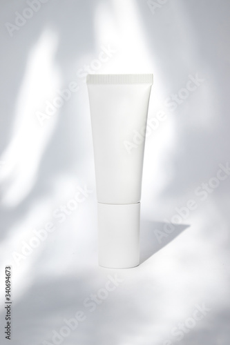 Mockup de frasco de crema hidratante con luz natural y sombras photo