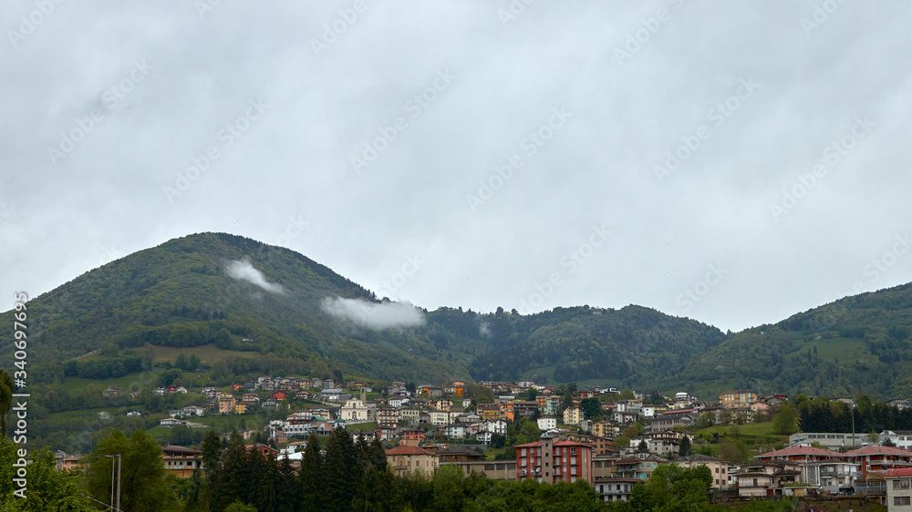Fototapeta premium Leffe, Italia, un pueblo entre montañas de los Alpes
