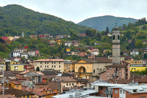 Leffe, Italia, un pueblo entre montañas de los Alpes