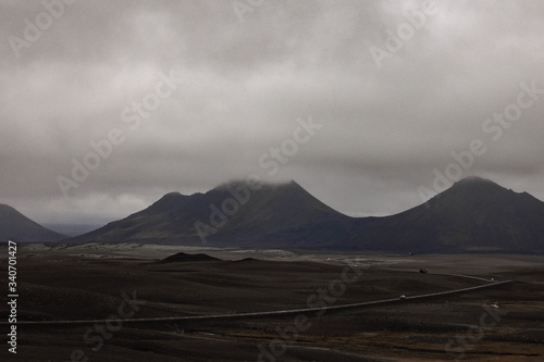 Paisaje volcánico en Islandia con el cielo nuboso.