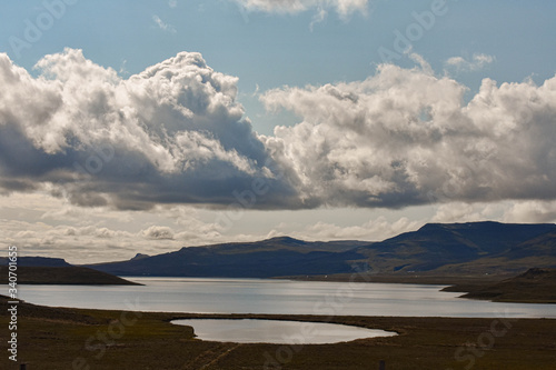 Paisaje montañoso, fiordo de Islandia.