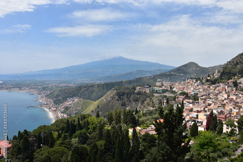 Vue sur l'Etna depuis le teatro greco à Taormina en Sicile