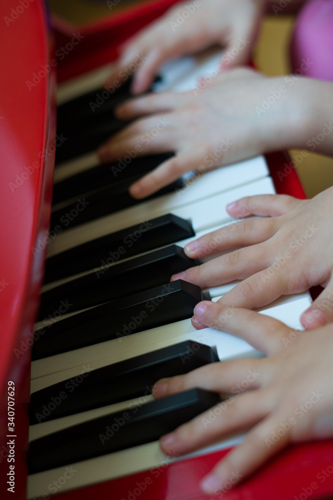 Fototapeta premium Bambini suonano pianoforte