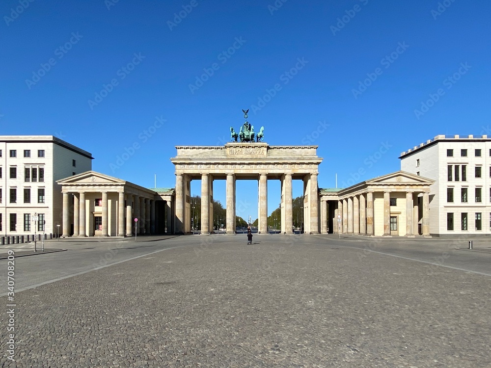 Obraz premium Berlin, Brandenburger Tor, sonnig, leer, keine Menschen, Corona