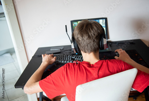 distanziamento sociale e studio a distanza, giovane che studia e gioca attraverso un computer photo