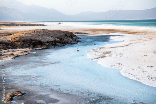 Tableau sur toile Traditional harvest of the salt in Lake Assal