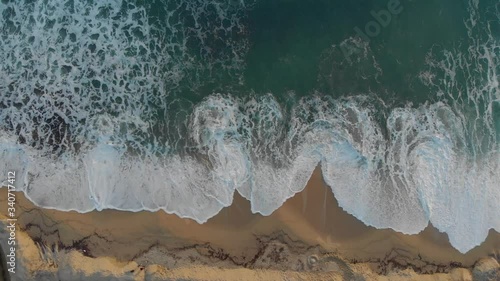 onde al tramonto sulla spiaggia di cavoli