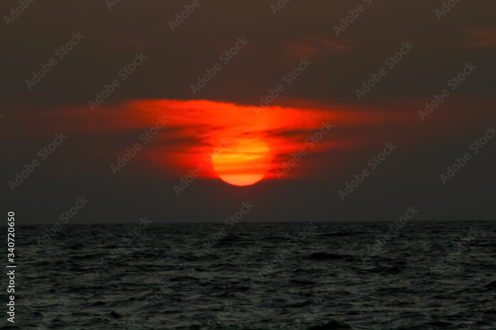 Obraz premium sunset over the ocean
