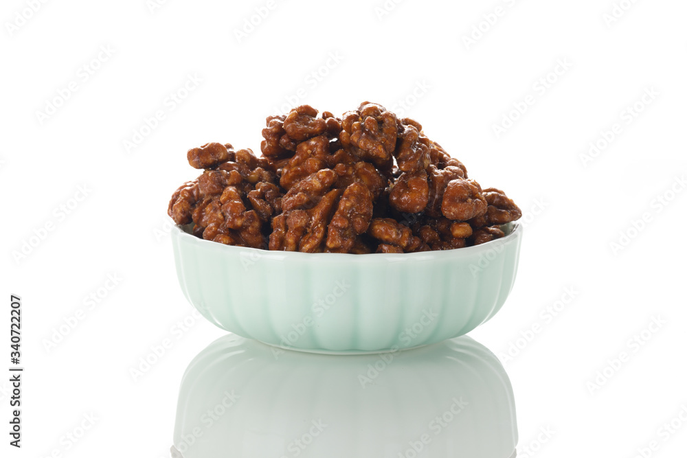 Obraz premium Walnuts on a white board