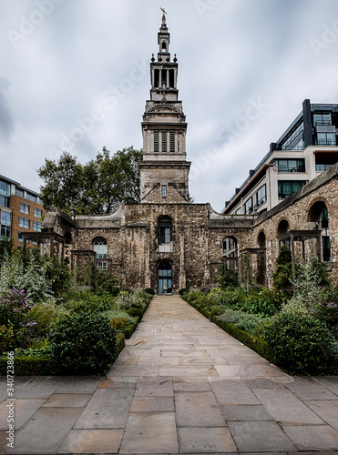Fototapeta Central London. Chrystchurch Greyfriars Garden by Newgate Street