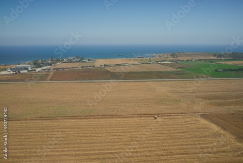 Ackerland an der Küste der Episkopi-Bucht in der Nähe von Paphos auf Zypern