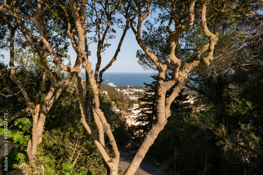 Blick vom Berg auf das Meer  hinter einem Ort in Spanien