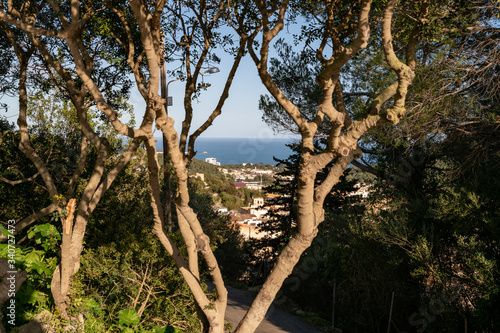 Blick vom Berg auf das Meer  hinter einem Ort in Spanien
