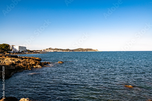 Blick über die Küste zu einem Ferienort in Spanien