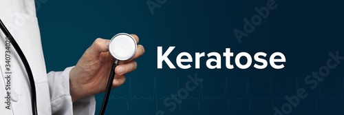 Keratose. Arzt im Kittel hält Stethoskop. Das Wort Keratose steht daneben. Symbol für Medizin, Krankheit, Gesundheit photo