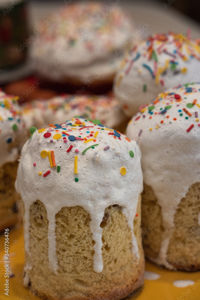 Easter cakes, Easter cake, cake with raisins and colored glaze Easter cakes, Easter cake, cake with raisins and colored glaze