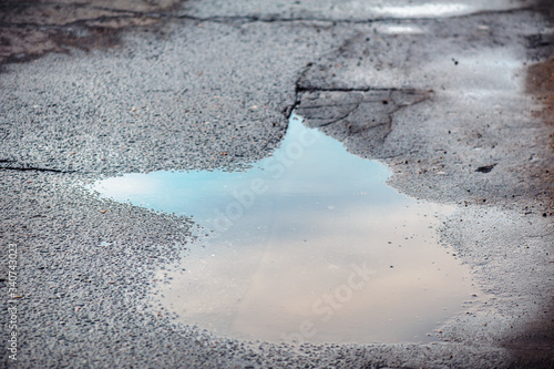 Tablou pe pânză puddle on the road