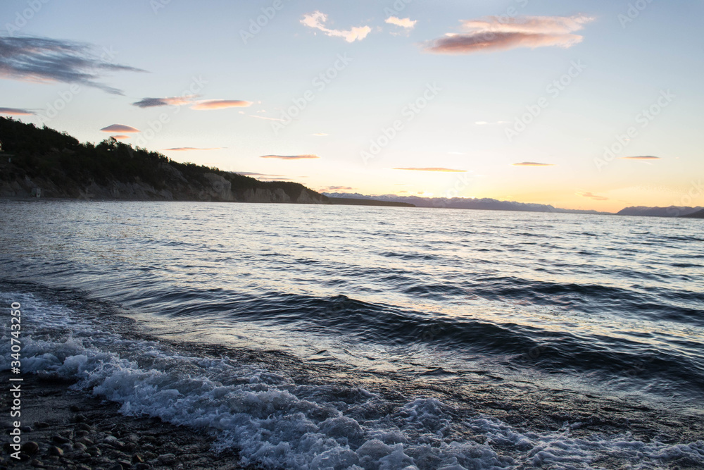 Obraz premium Atardecer en el mar con olas y acantilado