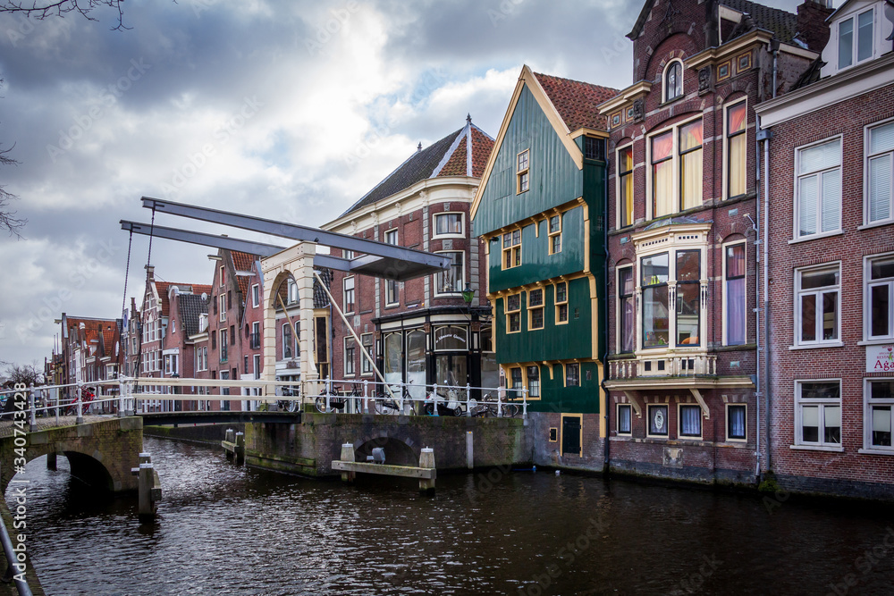 Obraz premium alkmaar canal houses