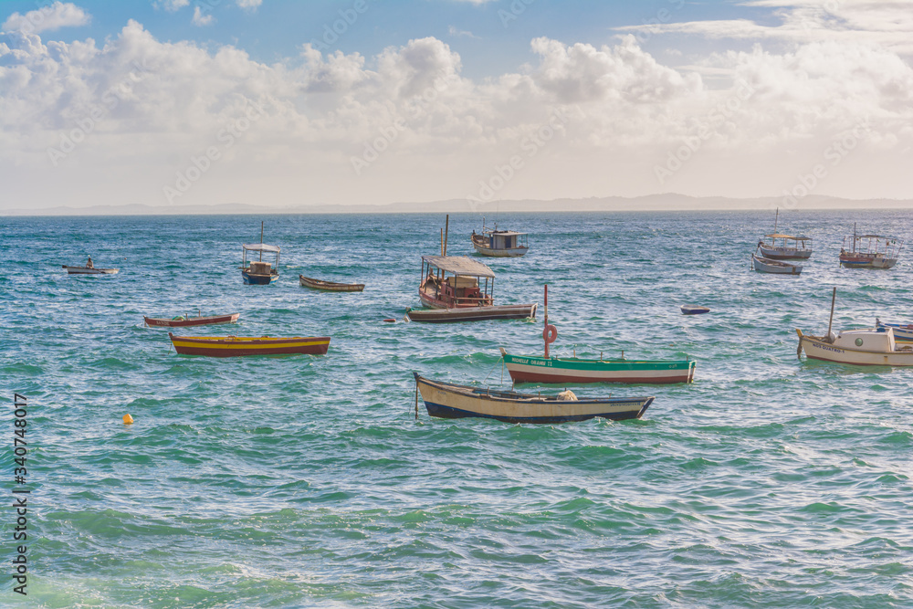 Fototapeta premium barcos no mar da baia de todos os santos na cidade de salvador